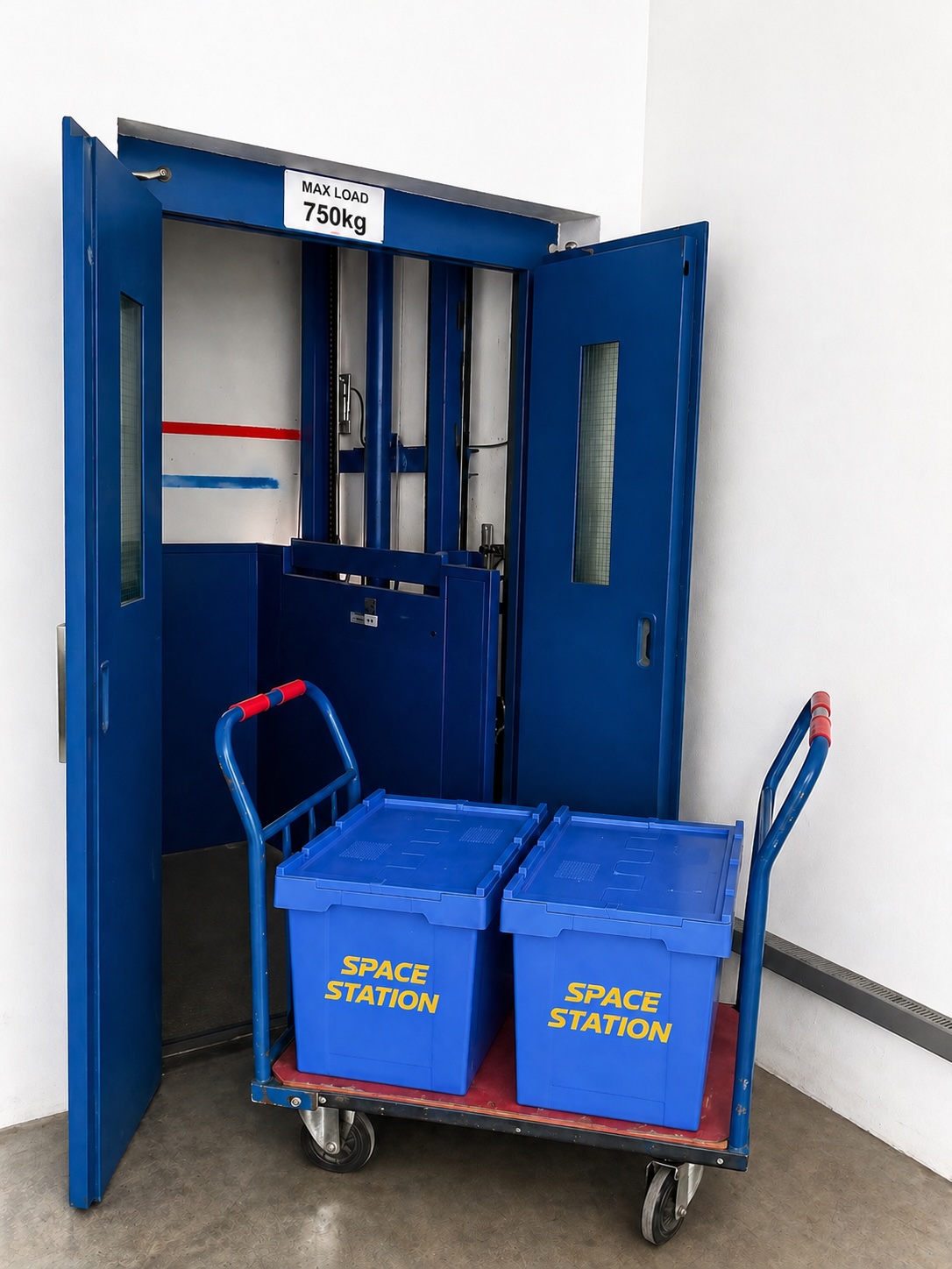 Montacargas industrial de 750 kg en Space Station Menorca para palets y mercancía pesada